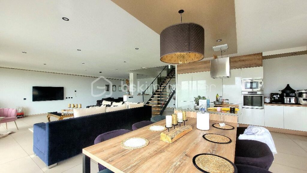 Splendide villa avec une vue imprenable – 10 pièces – 7 chambres – 310 m²