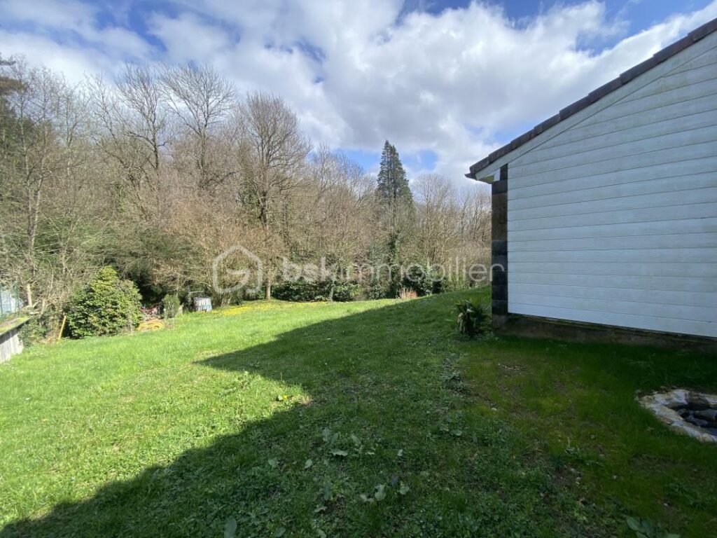 MAISON, 5 CHAMBRES, GRAND JARDIN ET ATELIER – 7 pièces – 5 chambres – 172 m²