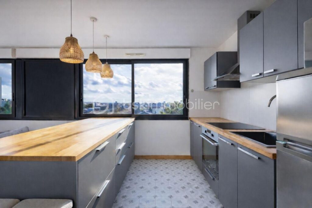 Croix de Chavaux 4 Pièces 2 chambres en Duplex lumineux en parfait état, au dernier étage avec ascenseur dans une petit copropriété récente – 4 pièces – 2 chambres – 68 m²