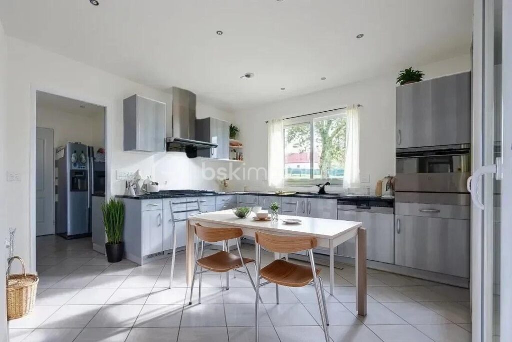 À VENDRE – À 7 min de Morlaàs , Maison contemporaine de plain pied – 133 m² – Terrain 2619 m² – Vue Pyrénées – Prestations haut de gamme – 4 pièces – 3 chambres – 132 m²
