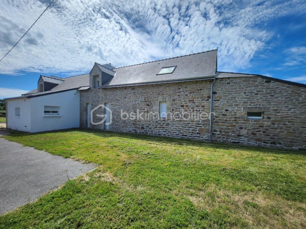 Longère en pierres de 6 pièces de 160 M2 à GRAND-CHAMP – 6 pièces – 4 chambres – 160 m²