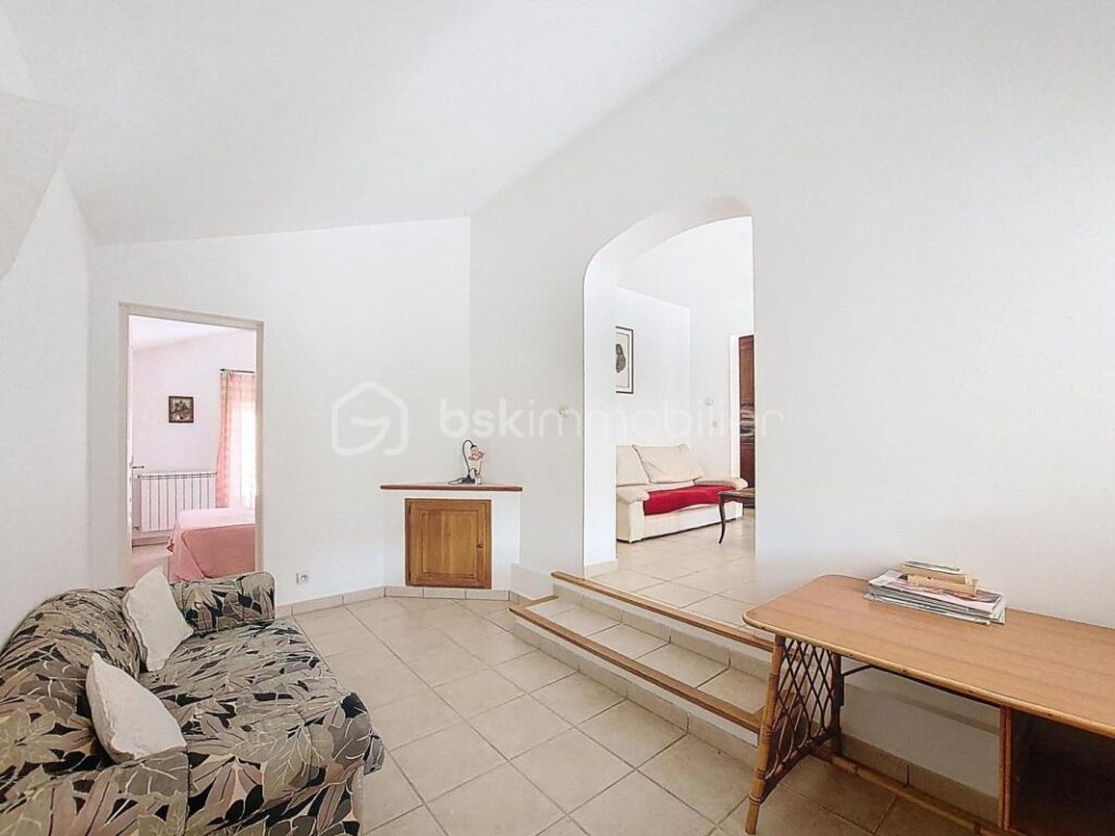 VILLA DE CARACTERE AVEC PISCINE – 7 pièces – 4 chambres – 158 m²