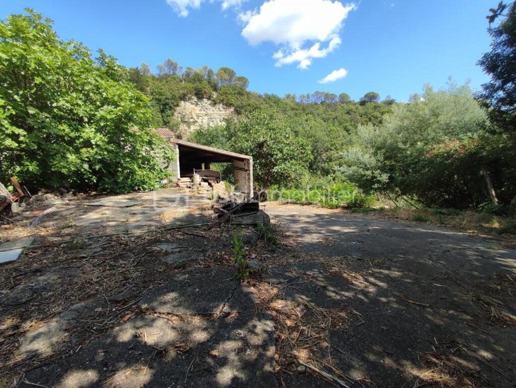 Parcelle constructible avec hangar et vue imprenable – 1 pièce – NR chambres – 180 m²