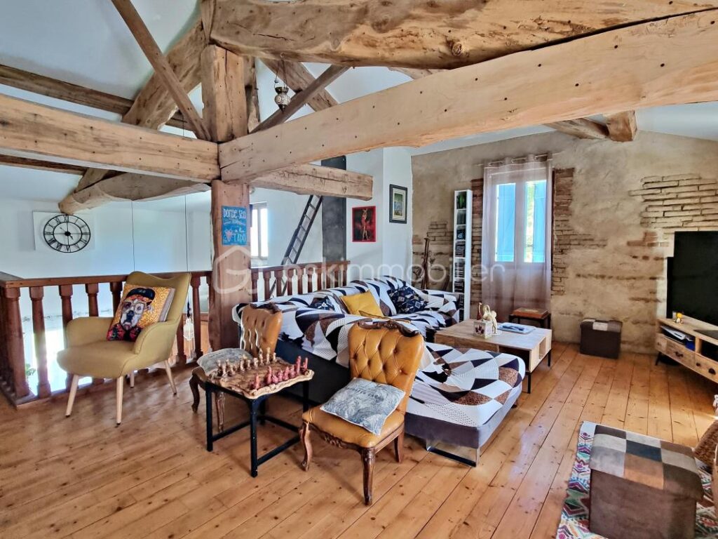 Corps de ferme rénové de 215 m² avec dépendances, grand terrain et piscine naturelle – 5 pièces – 3 chambres – 215 m²