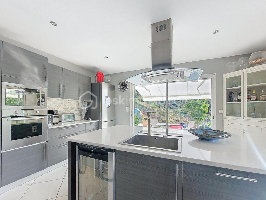 Villa de prestige avec piscine et appartement indépendant – 8 pièces – 5 chambres – 230 m²