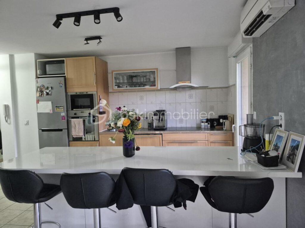 HYERES OUEST: T3 traversant 68 m² – Terrasse 12 m² – Climatisation – Parking sous-sol – Aucun travaux – 3 pièces – 2 chambres – 67 m²