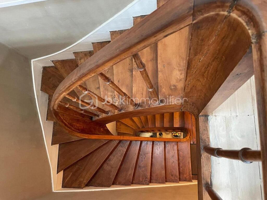 Superbe maison de ville à saintes en pierre de taille proche de la gare et de toutes les commodités – 6 pièces – 3 chambres – 179 m²