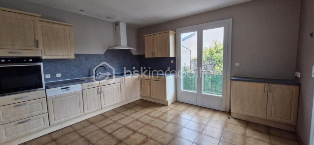 MAISON FAMILIALE AVEC VUE MER/ÉTANG, GARAGE ET SOUS-SOL AMÉNAGEABLE – LEUCATE VILLAGE – 4 pièces – 3 chambres – 110 m²