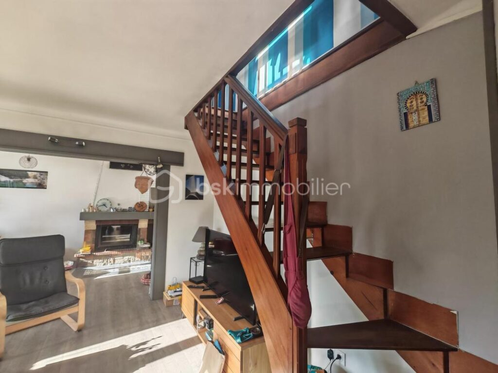 CREIL – Maison individuelle 6 pièces – 102 m² habitables / 160 m² au sol – Grand jardin devant et derrière – Exposition plein sud – 6 pièces – 2 chambres – 101 m²