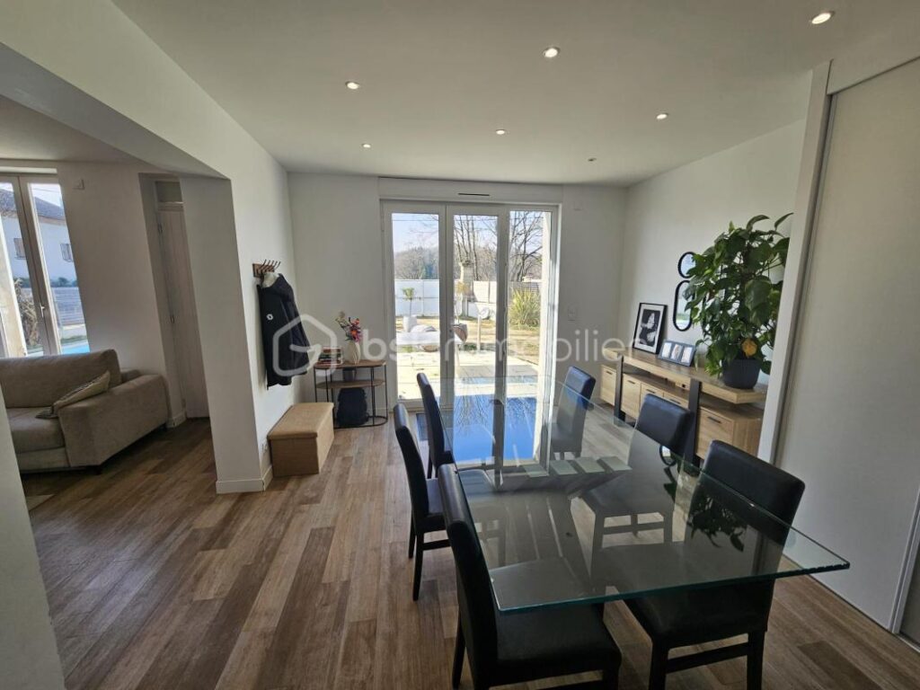 Appartement avec jardin et piscine privée – 3 pièces – 2 chambres – 85 m²