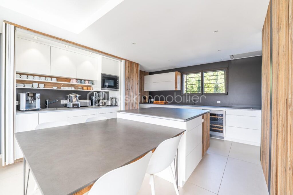 Magnifique T4 type Villa sur le toit / Vue mer / Terrasse + solarium 150 m² – 4 pièces – 3 chambres – 143 m²