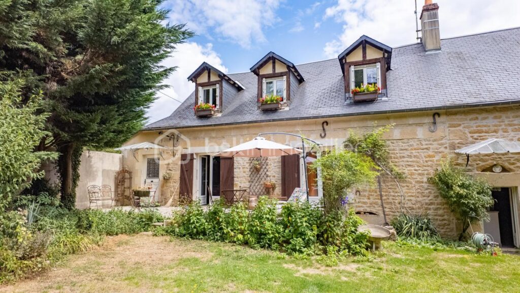 Magnifique longère de caractère avec beau terrain, véranda, annexes et grange sur la commune de Prémery – 6 pièces – 3 chambres – 171 m²