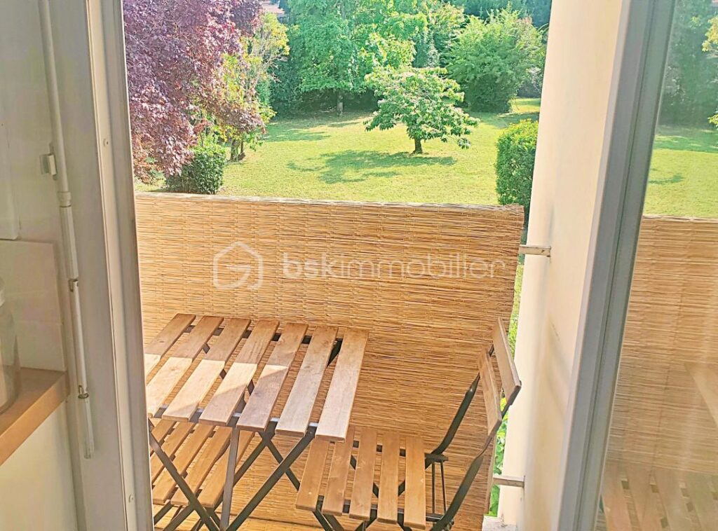 Appartement traversant lumineux, dernier étage, entièrement rénové, avec garage, cave et deux balcons – 3 pièces – 2 chambres – 76 m²