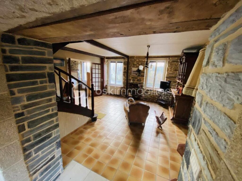 NOUVEAU : Maison en Pierre 167 M² Habitable ( Centre Bourg GUILLIERS) – 10 pièces – 4 chambres – 1638 m²