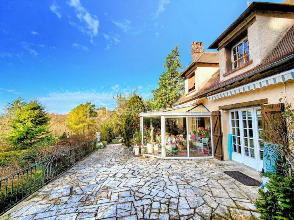 Belle maison familiale 5 ch dans un écrin boisé avec vue dégagée – 7 pièces – 5 chambres – 199 m²