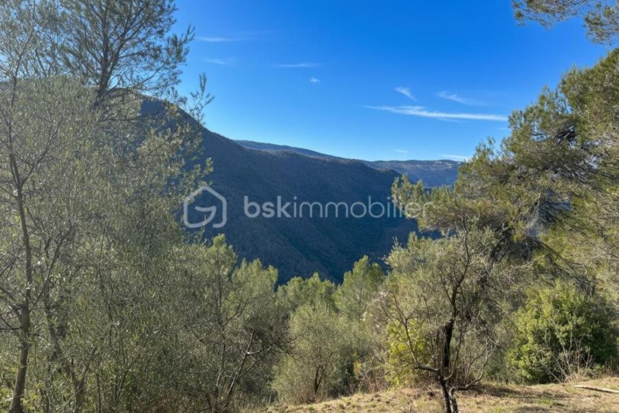 Terrain à vendre à Pierrefeu