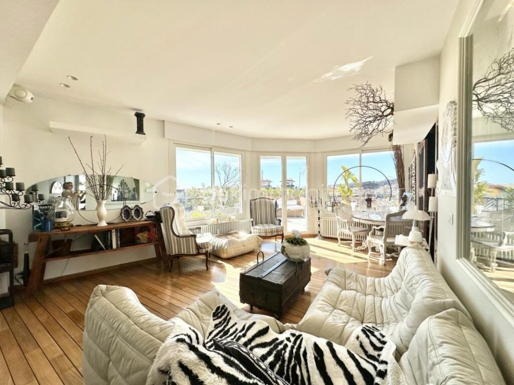 BAS CIMIEZ- LUXUEUX TOIT TERRASSE AVEC VUE PANORAMIQUE – STUDETTE – GARAGE ET CAVE – 3 pièces – 2 chambres – 92 m²