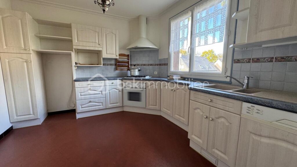 Maison familiale traditionnelle 7 pièces – 4 chambres – Grand sous-sol – Proche centre bourg de PACÉ – 6 pièces – 4 chambres – 120 m²