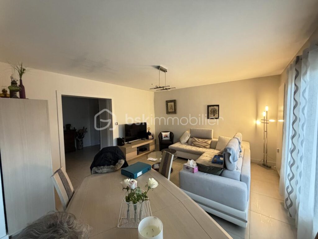 Roanne, à 5 min de la gare, Appartement d’exception 82 m² refait à neuf – Balcon, garage et cave sécurisés – 3 pièces – 2 chambres – 82 m²