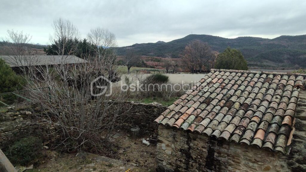Premier niveau d’un ancien corps de ferme imprégné du charme de la Provence, avec piscine et vue exceptionnelle MONTLAUX 04230 – 4 pièces – 3 chambres – 110 m²