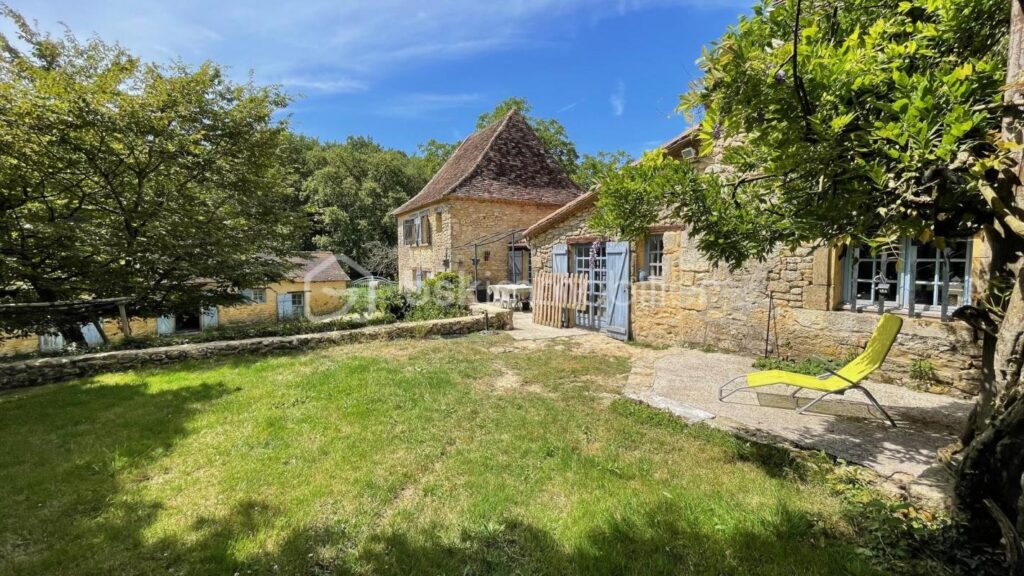 Grande propriété en pierre sur 86000m² de terrain – 7 pièces – 5 chambres – 226 m²