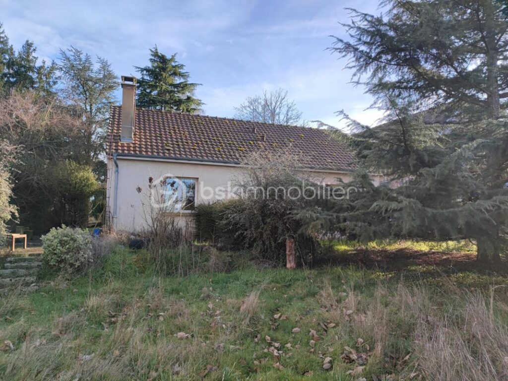 Pavillon de plain pied avec une grange de 210m²,un garage et un hangar sur 4827 m² de terrain – 3 pièces – 2 chambres – 60 m²