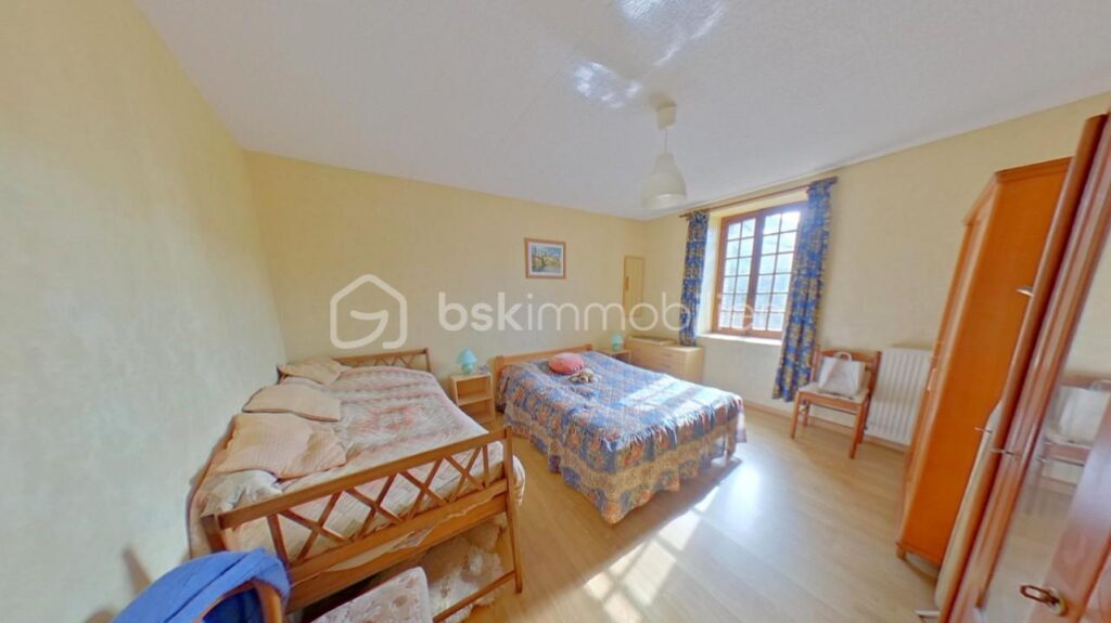 Maison de Campagne de plain pied de 132 m² avec grenier aménageable dans un environnement verdoyant – 5 pièces – 3 chambres – 132 m²