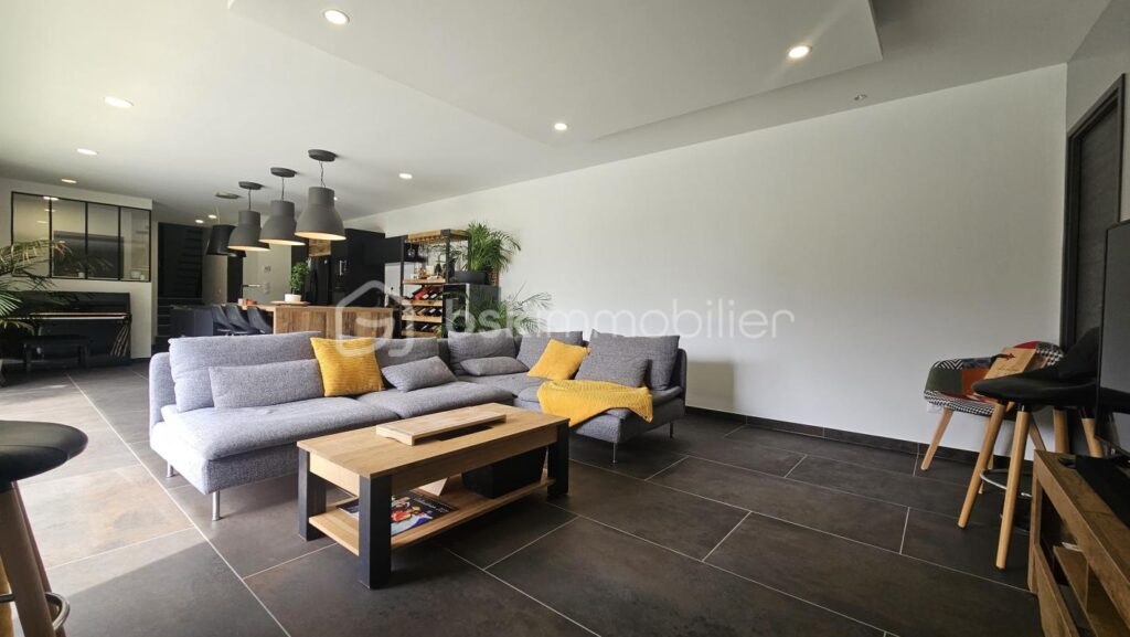 Ancien corps de ferme de 127 m2 entièrement rénové avec piscine – 4 pièces – 3 chambres – 122 m²