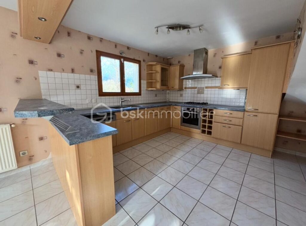 Maison F5 de 151 m² au sol, située sur les hauteurs de Voglans avec Piscine – 6 pièces – 4 chambres – 103 m²