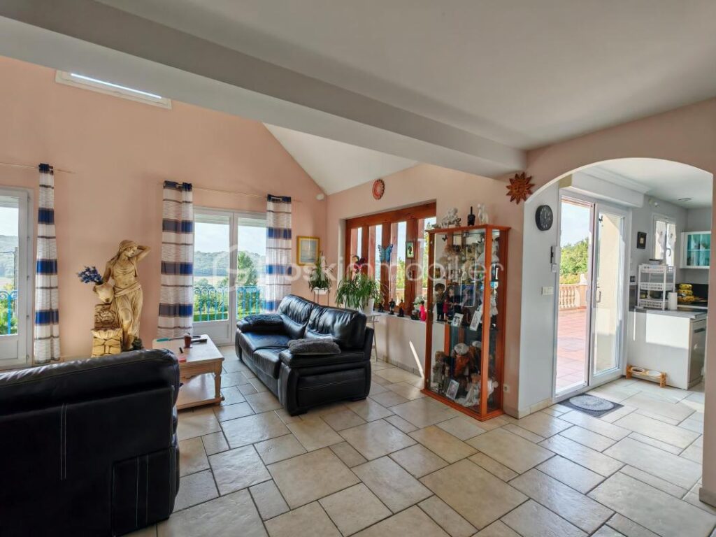 Maison à la vue magique de plain pied, sous-sol total et piscine – 8 pièces – 5 chambres – 269 m²