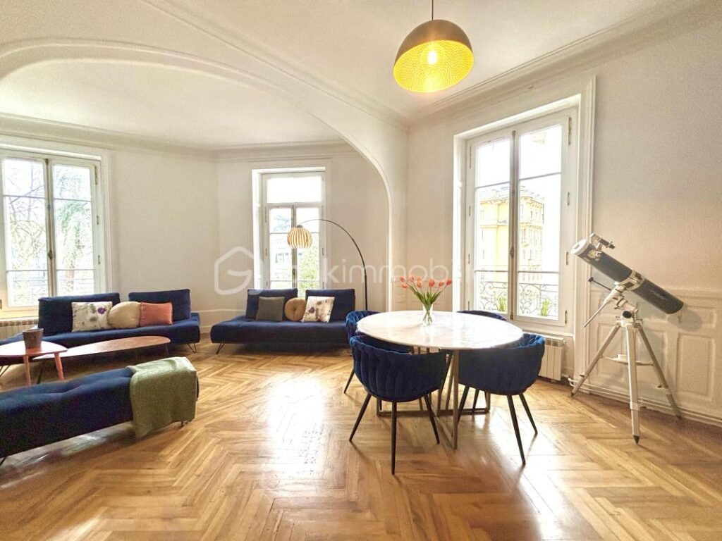 Superbe appartement style haussmannien rénové – 120 m² – 3 chambres et mezzanine – Balcon – Vue dégagée – 4 pièces – 3 chambres – 119 m²