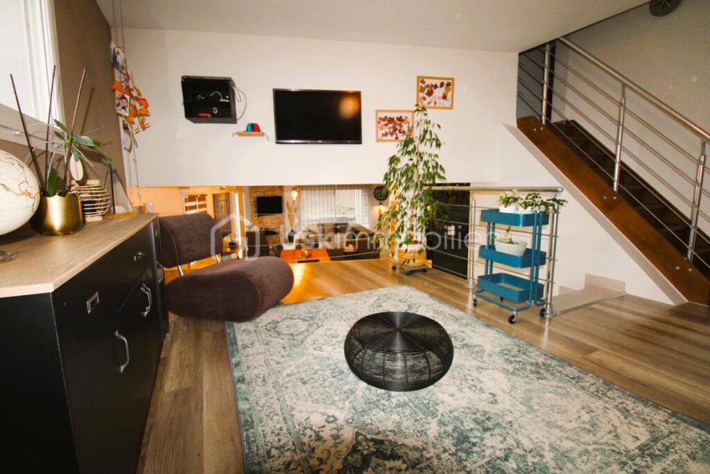 Maison individuelle de 180 M2 sur terrain de 1025 M2 à RECHESY – 5 pièces – 3 chambres – 180 m²