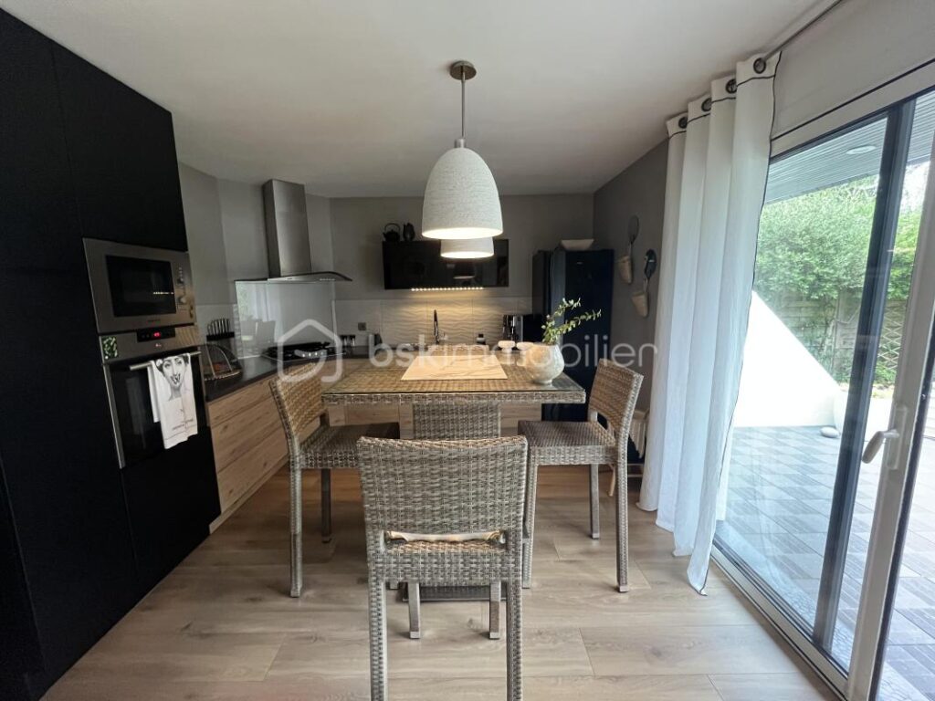 MAGNIFIQUE MAISON D’ARCHITECTE, AU CALME, AU PIED DES COMMERCES ET PROCHE GARE – 6 pièces – 3 chambres – 168 m²