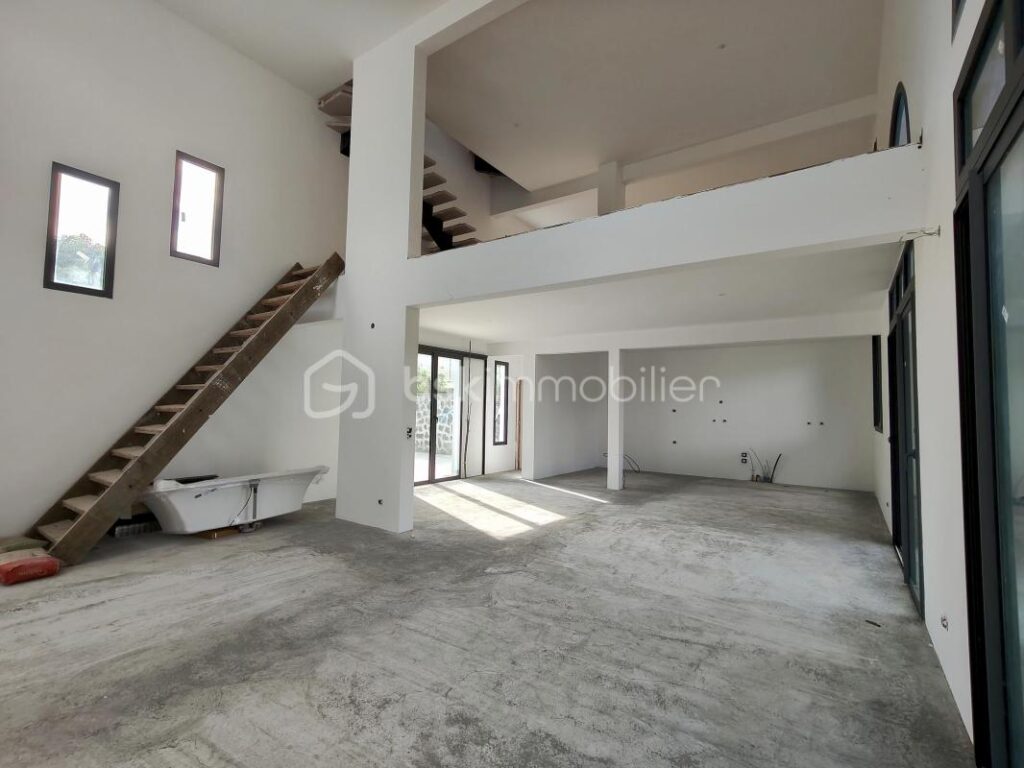 Villa Neuve de 200m² avec piscine – Saint-Paul – 5 pièces – 2 chambres – 200 m²