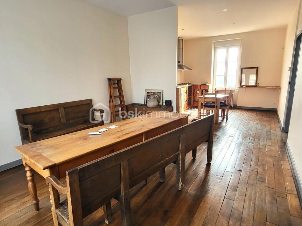 Une maison pleine de vie et de caractère située à Avranches ! – 7 pièces – 4 chambres – 215 m²