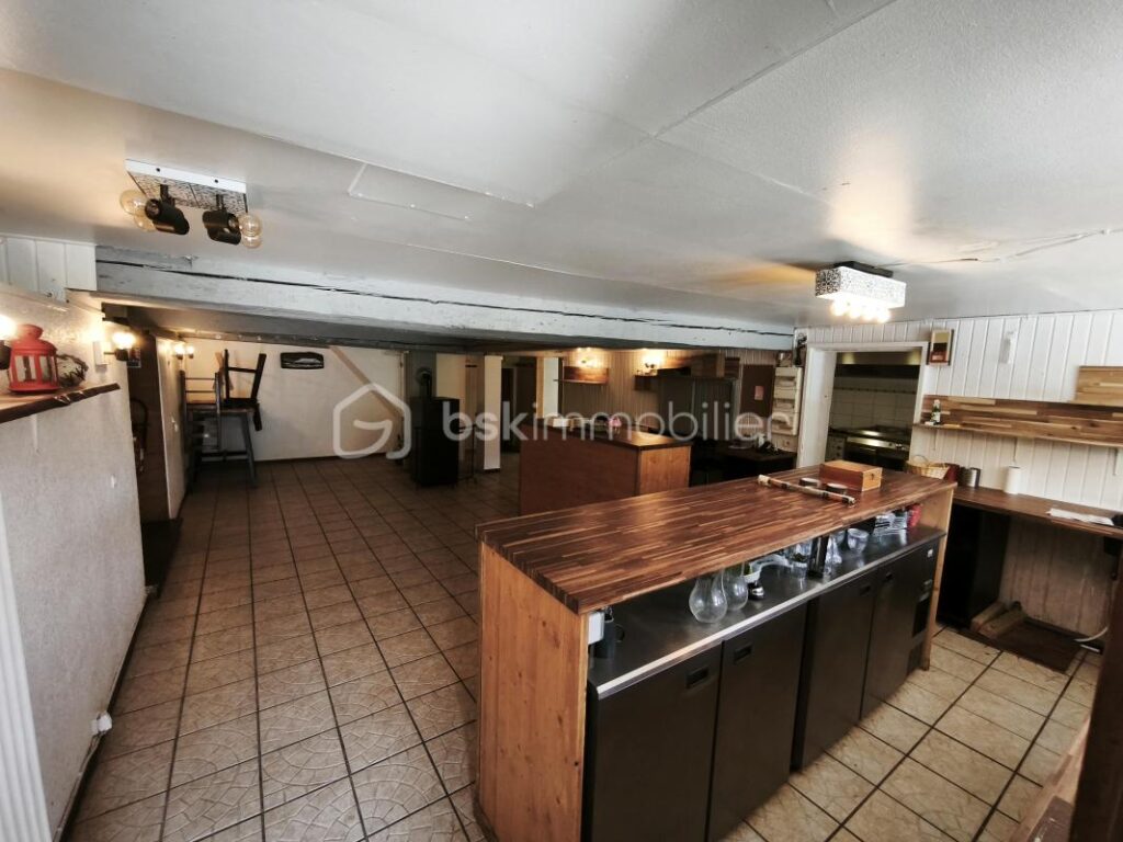 ferme de 303 m2 – 8 pièces – 2 chambres – 303 m²