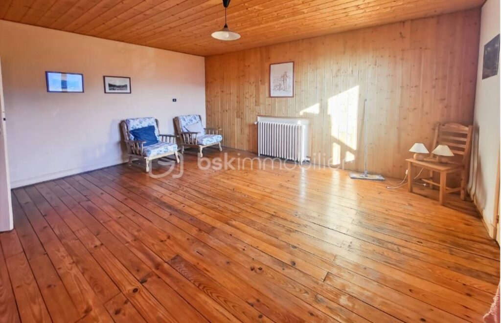 ***Opportunité rare pour investisseurs *-*vaste bâtisse de caractère à Embrun-*** – 40 pièces – NR chambres – 900 m²