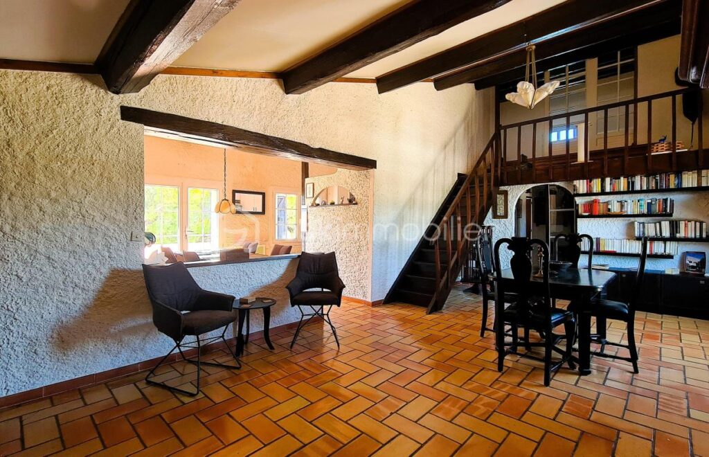 ***Propriété atypique- 299m²- T8- Terrasse- Cour- Garage- Extérieur- Calme- Vue***- Isolé- La Palme*** – 9 pièces – 6 chambres – 299 m²