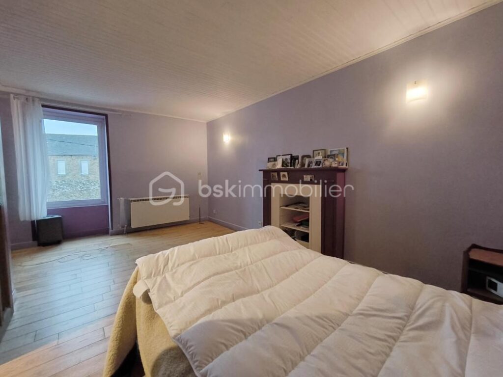 Maison centre-ville – Jardin – 140m² + 80m² au sol de combles à aménager – 4 pièces – 2 chambres – 140 m²