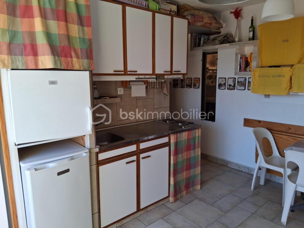 NARBONNE-PLAGE – APPARTEMENT T2 au 2ème étage avec PLACE DE PARKING – BON ETAT à 100m de la plage – Vendu meublé – 2 pièces – 1 chambre – 21 m²