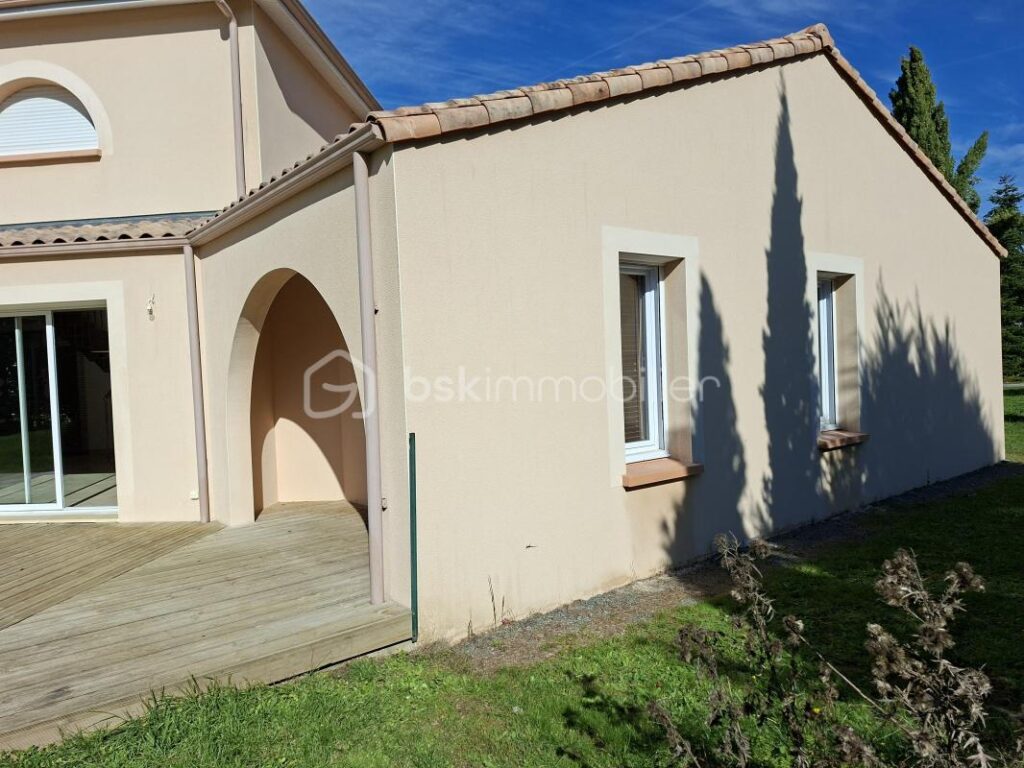 Belle demeure de 150 m2 avec 3000m2 de terrain arboré – 5 pièces – 3 chambres – 147 m²