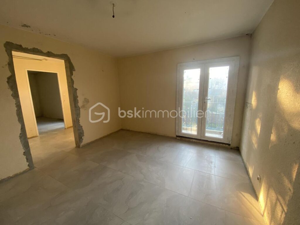 Appartement 2 pièces à restaurer entièrement de 62 m² avec balcons – Résidence avec ascenseur et parkings avec portail électrique sécurisé – Idéal résidence principale, résidence secondaire ou investisssement locatif – 2 pièces – NR chambres – 61 m²