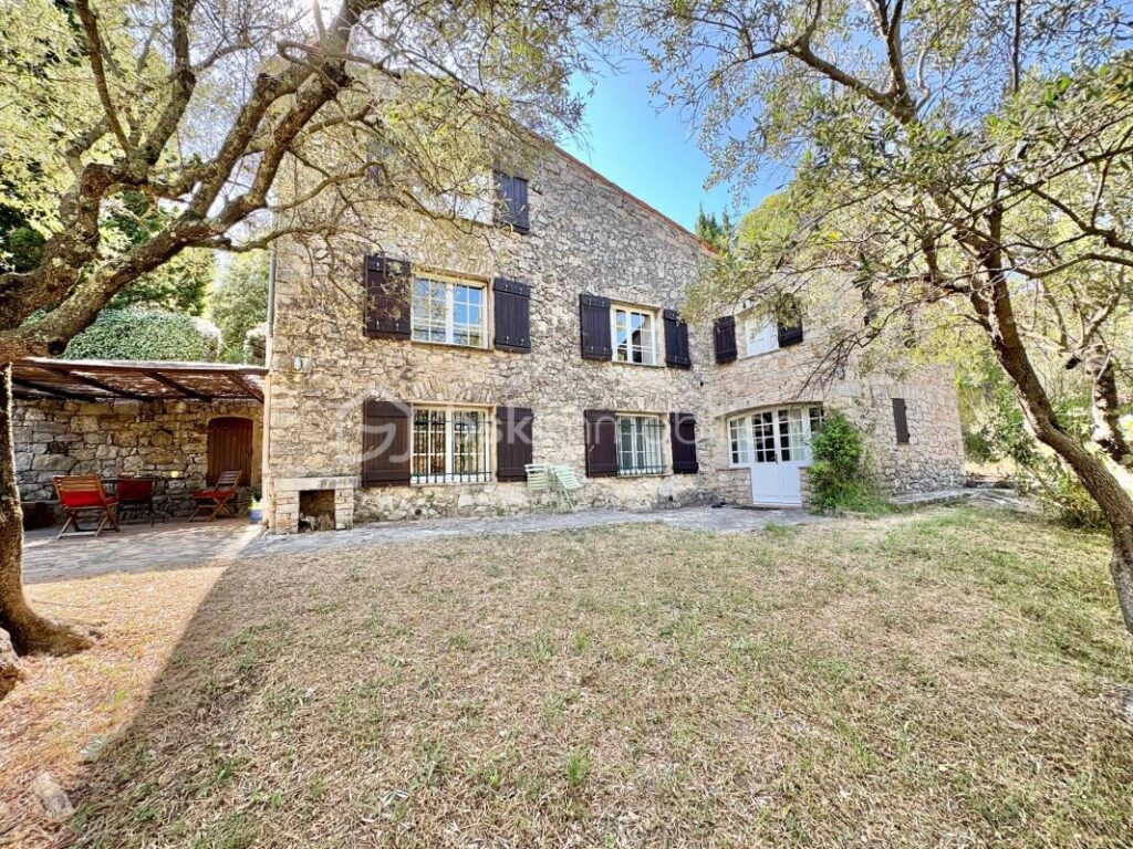 VENTE MAS AUTHENTIQUE AVEC VUE SEILLANS – 5 pièces – 4 chambres – 145 m²