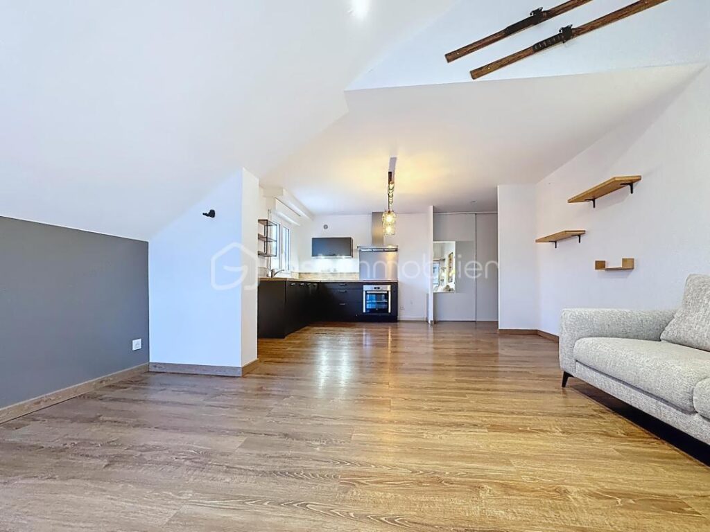 T2 atypique avec terrasse et vue – Centre-ville de Voiron – 2 pièces – 1 chambre – 57 m²