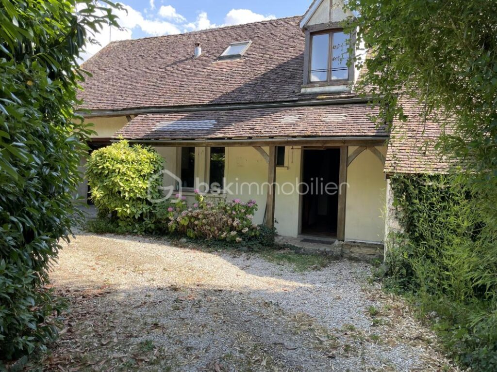 Maison de campagne sur 9800 m2de terrain – 4 pièces – 2 chambres – 106 m²