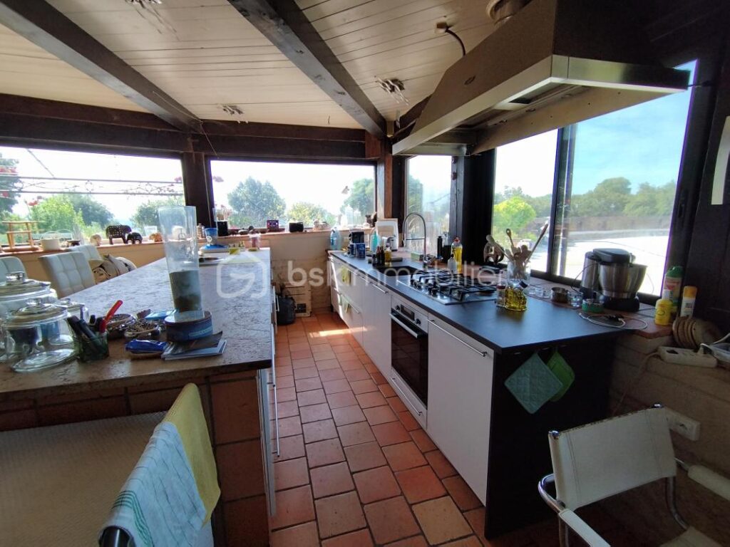 Propriété de 2 habitations et hangars – NR pièces – 8 chambres – 402 m²