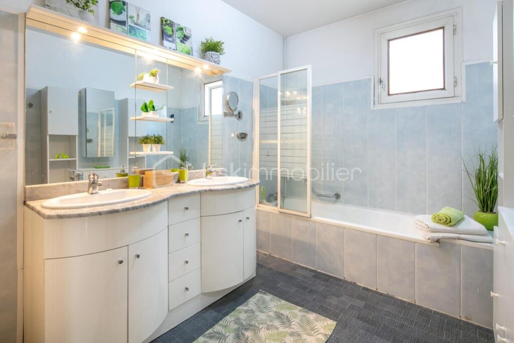 Charnècles – Maison de 123 m² avec grand terrain de 1 400 m² – 5 pièces – 3 chambres – 123 m²