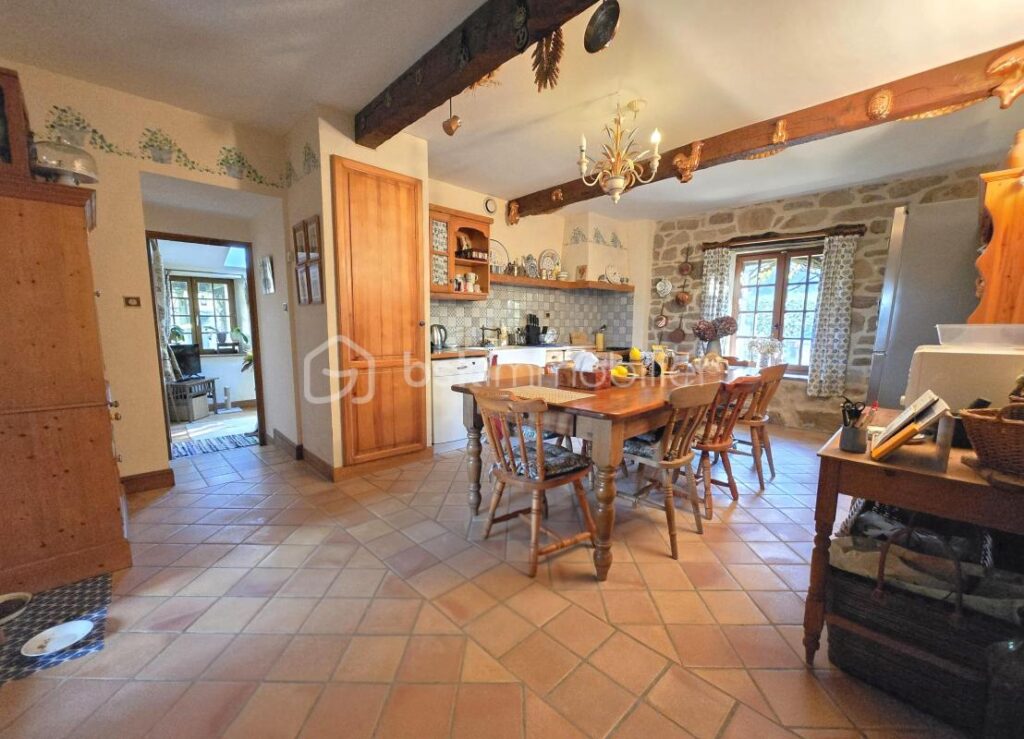 UNE LONGÈRE EN PIERRE D’EXCEPTION — VOLUME, ÉLÉGANCE & CHARME AUTHENTIQUE – 6 pièces – 3 chambres – 182 m²