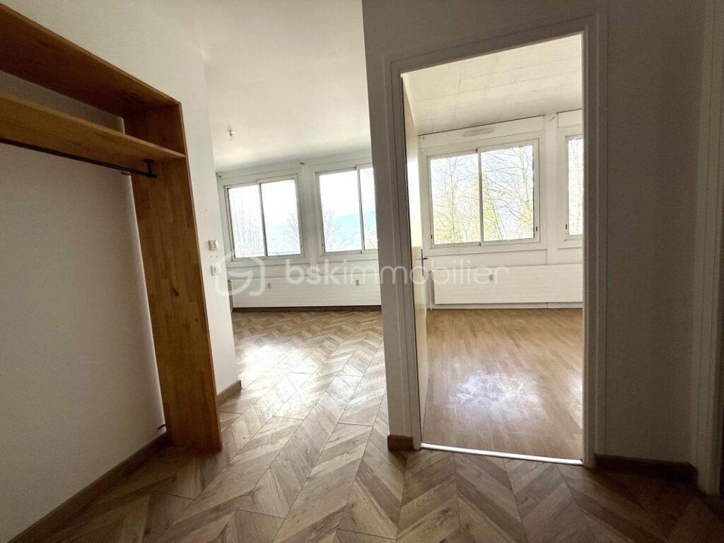 AIX-LES-BAINS – Beau T2 rénové + grand local chauffé de 24 m² au même palier – 2 pièces – 1 chambre – 36 m²