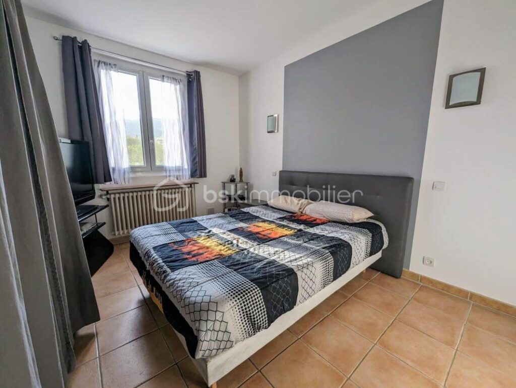 VILLA DE TYPE 6 AVEC PISCINE ET GARAGE – 6 pièces – 3 chambres – 101 m²